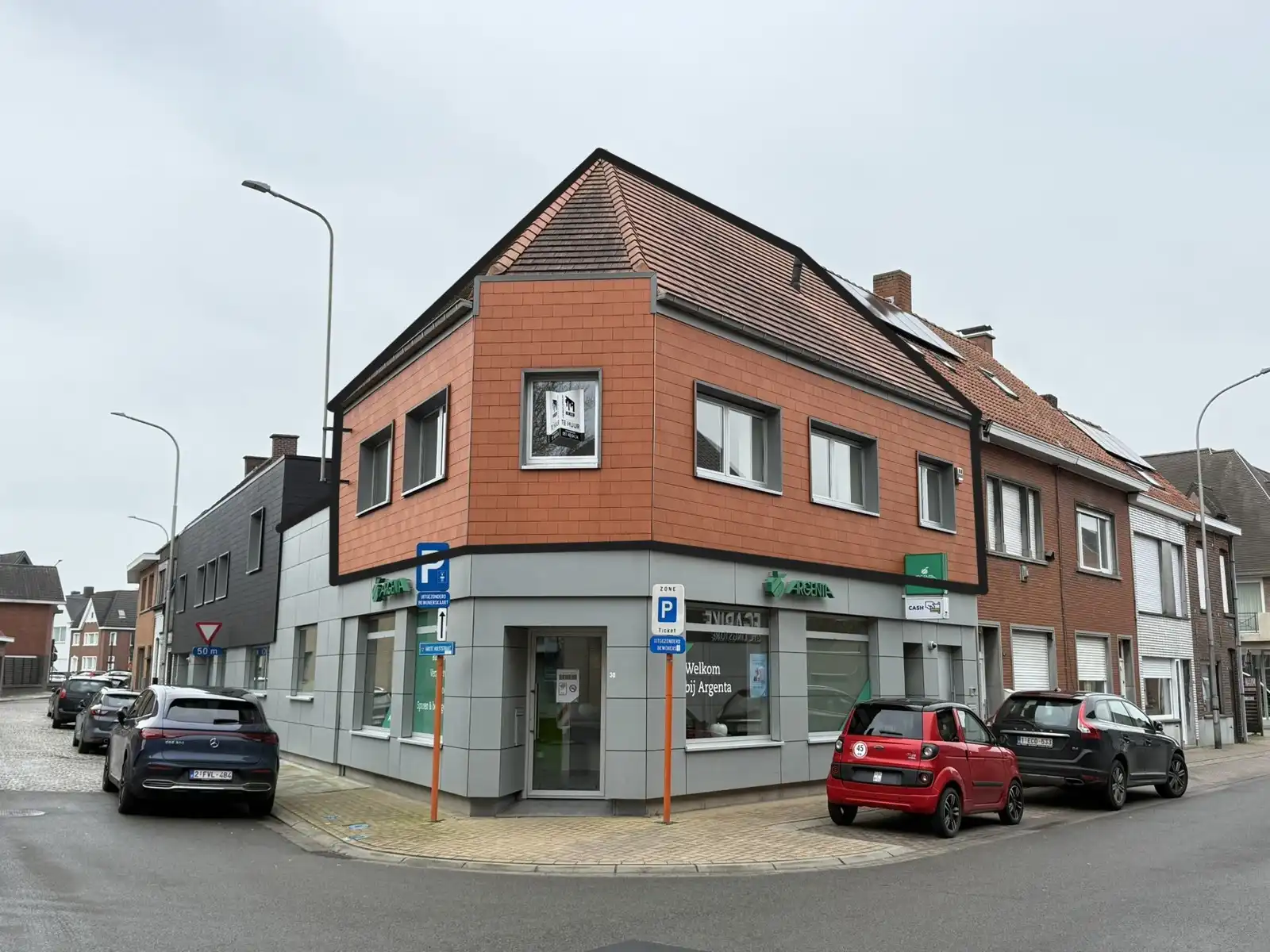 Volledig gerenoveerd, instapklaar duplex appartement met terras in het centrum van Tielt.  foto 2