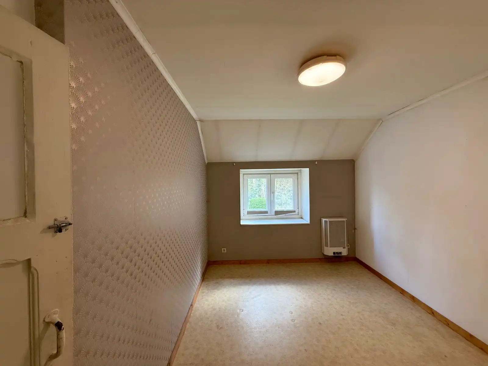 Te renoveren woning met 3 slaapkamers, garage en tuin foto 10