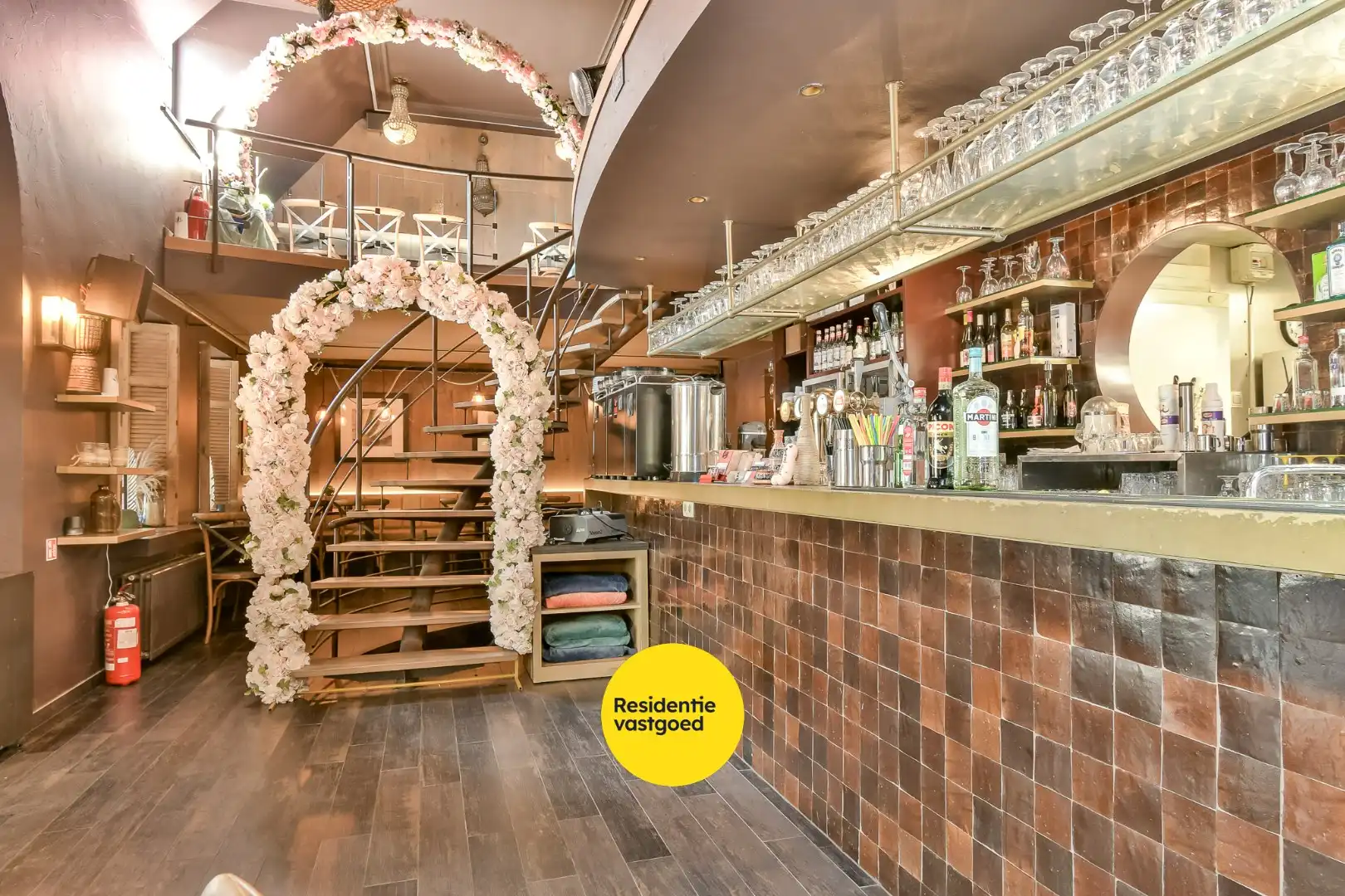 Multifunctionele eigendom met appartementen en handelszaken! foto 8