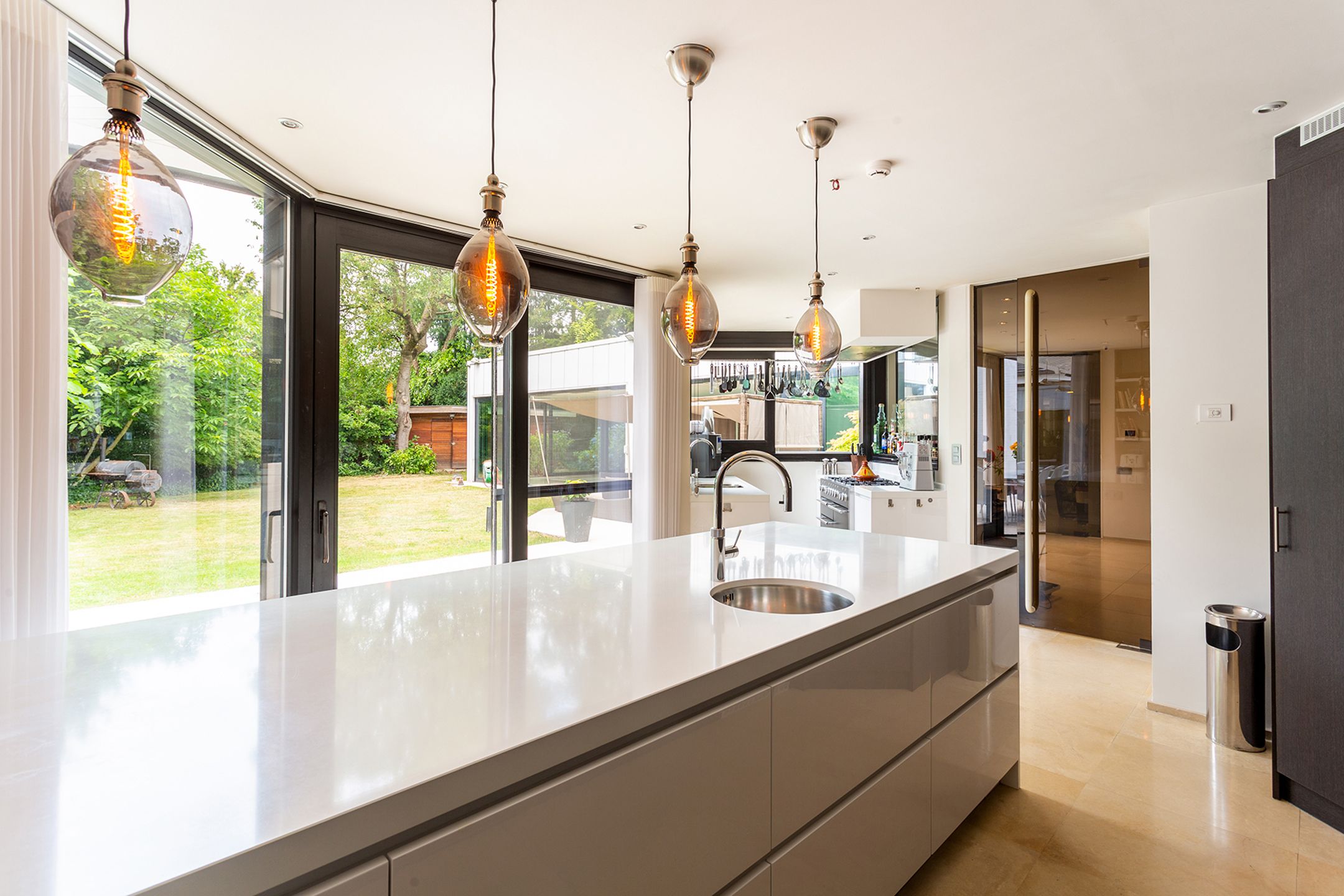 Topgelegen architectenwoning met ruim tuin en binnenzwembad. foto 18