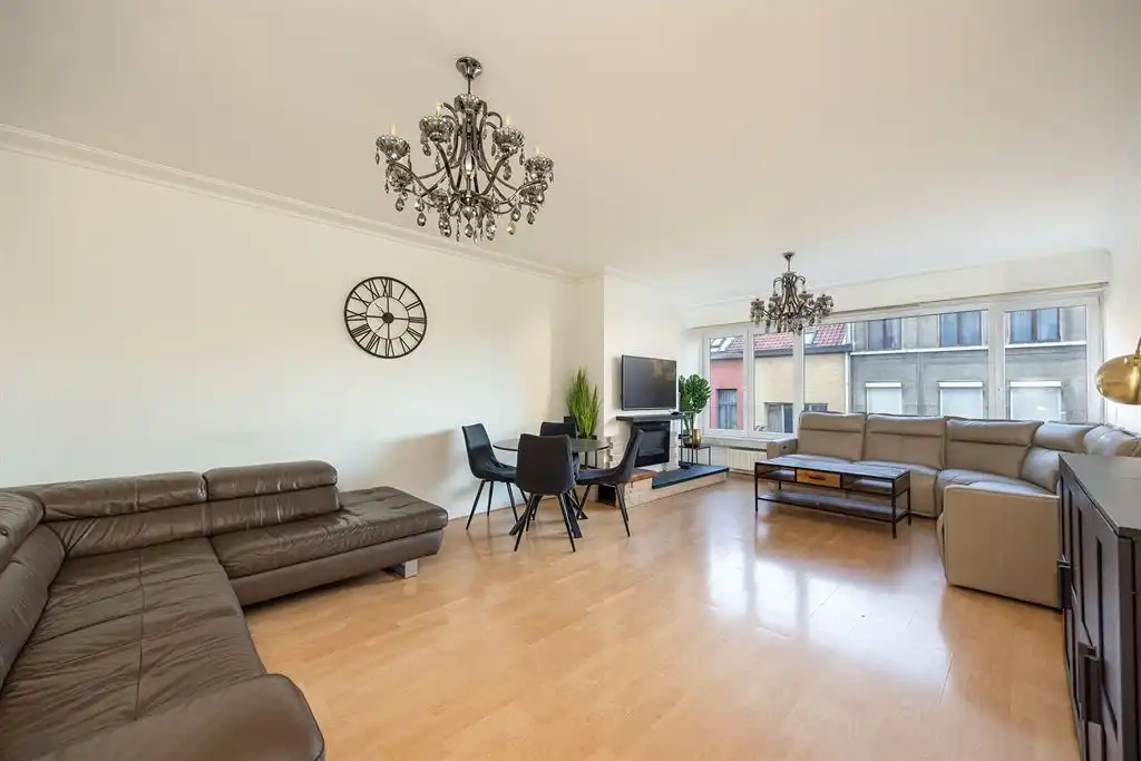 Ruim 3 slpk appartement met terras en garagebox foto {{pictureIndex}}