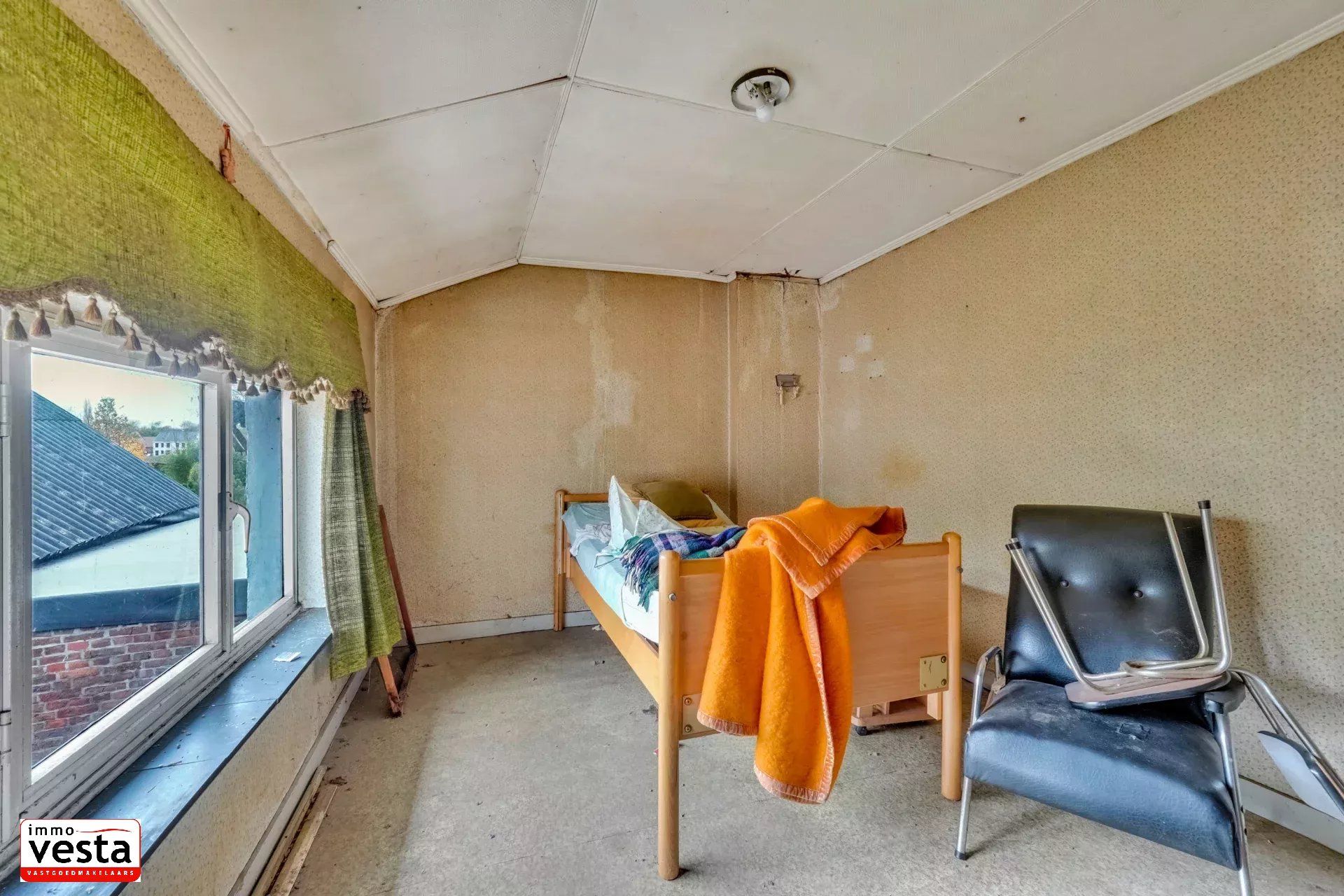 Te renoveren woning op goede locatie foto 10