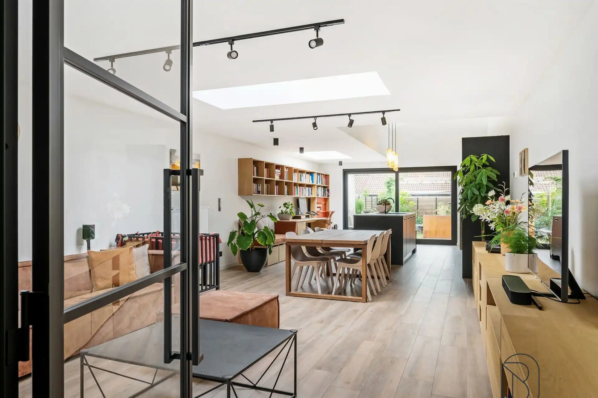 Recent gerenoveerde woning met 3 slk en leuke tuin! foto 6