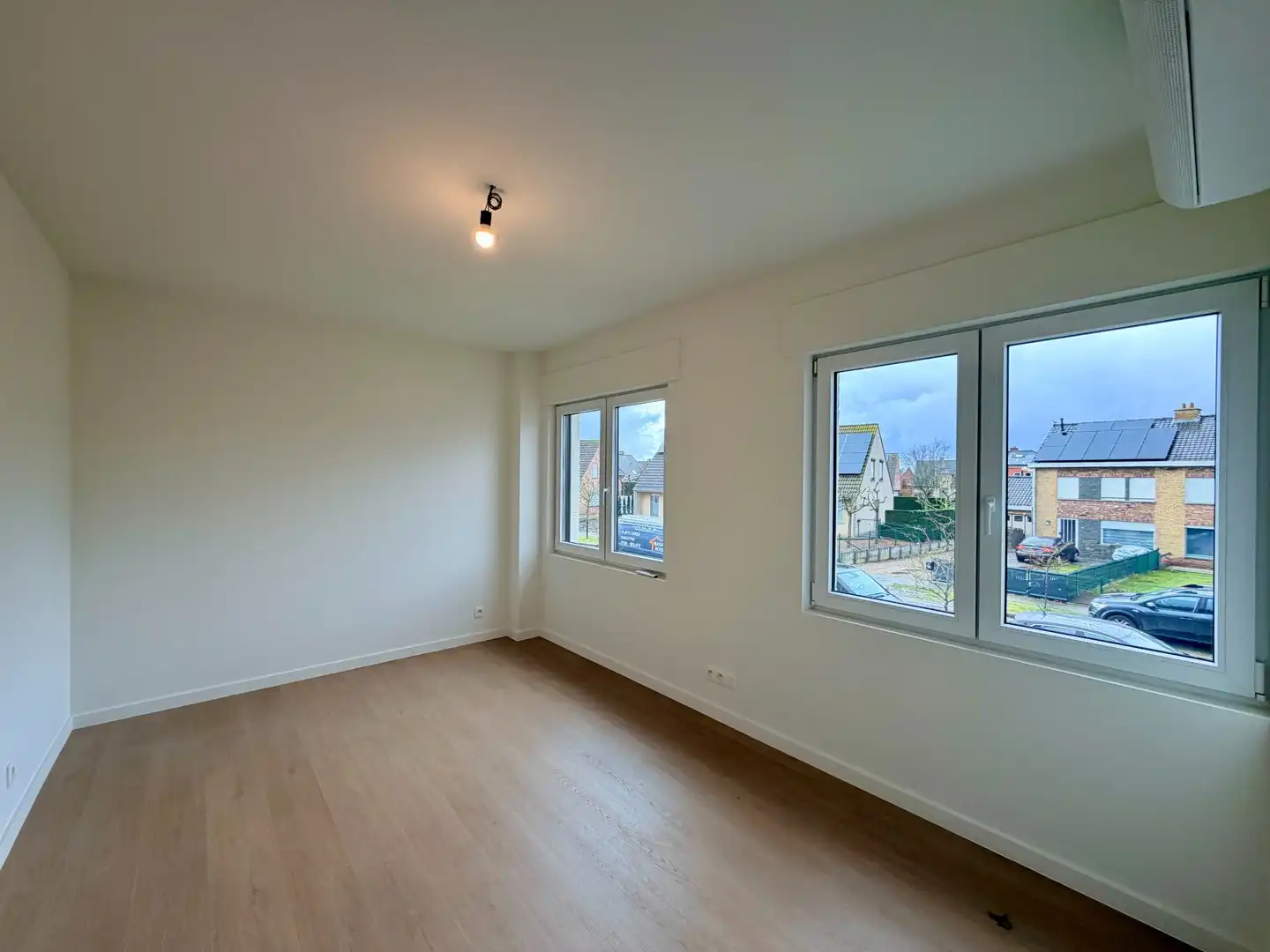 Volledig gerenoveerde woning met 3 slaapkamers en tuin te Izegem! foto 11