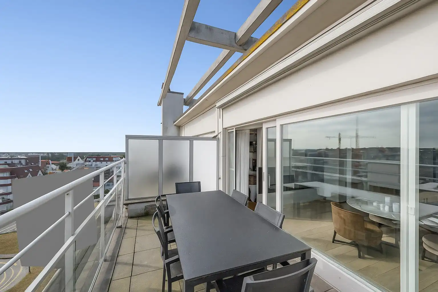 Appartement met magnifiek zeezicht op een 10de verdiepping gelegen in Duinbergen. foto 4