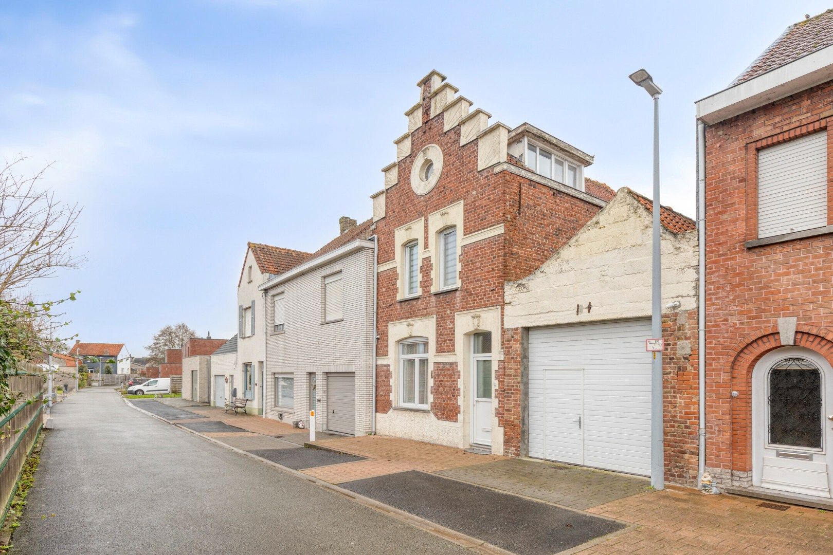 Ruime woning met 4 slaapkamers, garage en tuin in een leuke buurt! foto 2