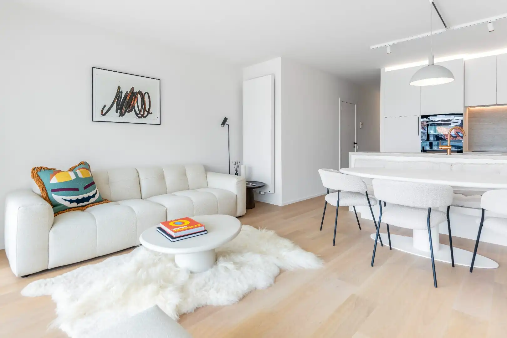 Luxueus vernieuwd appartement, gelegen in de Kustlaan, tussen het Van Bunnenplein en het Lichttorenplein. foto 3