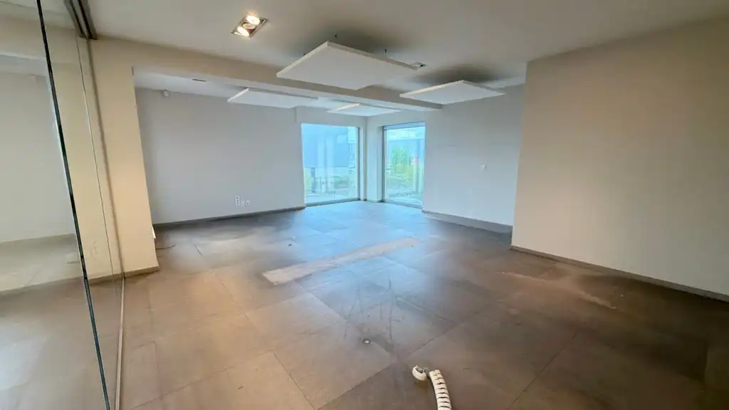 Magazijn met kantoren te huur langs E34 in Beveren foto 13