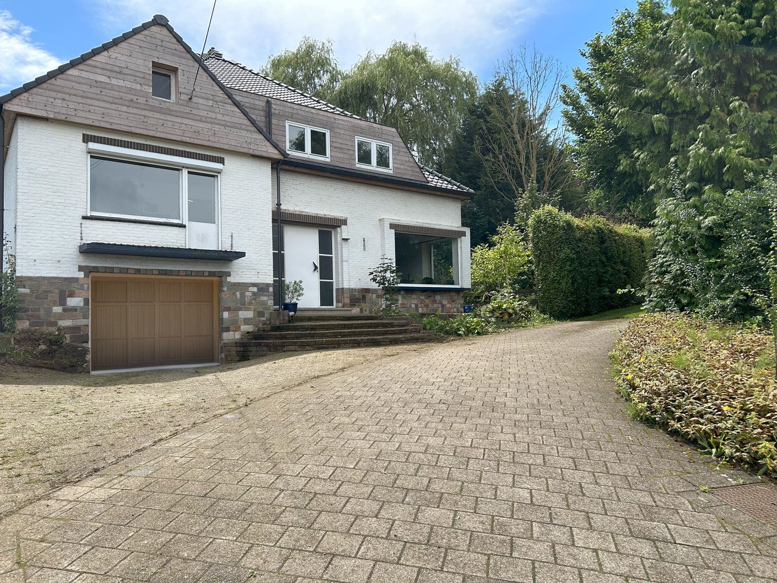 Hoofdfoto van de publicatie: Karaktervolle jaren 70 villa op zuid-gericht perceel 1994m² 