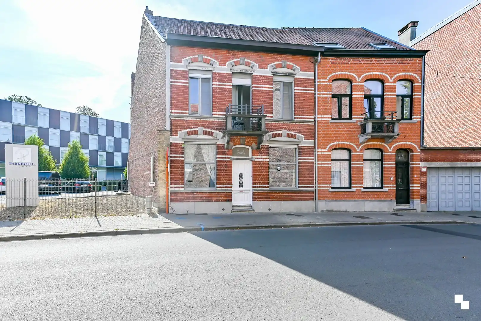 Hoofdfoto van de publicatie: Karaktervolle halfopen bebouwing in centrum Izegem