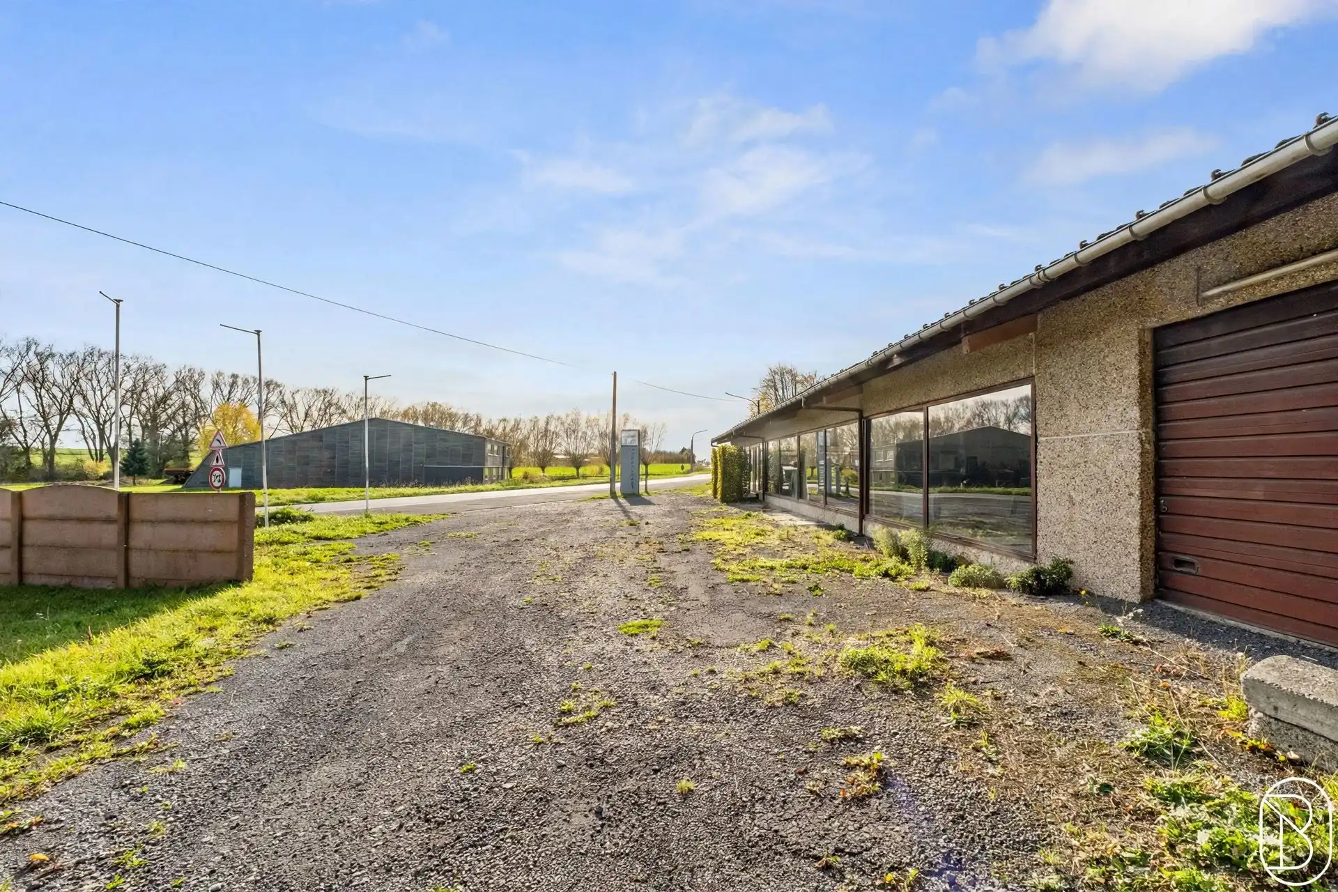 Commercieel gebouw van 750 m² met woning en parking. foto 9