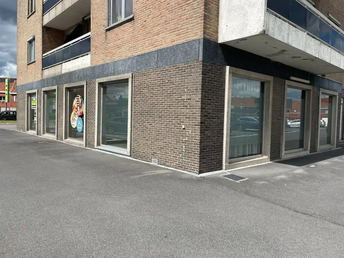 COMMERCIEEL GELEGEN HANDELSRUIMTE + PARKING foto 2