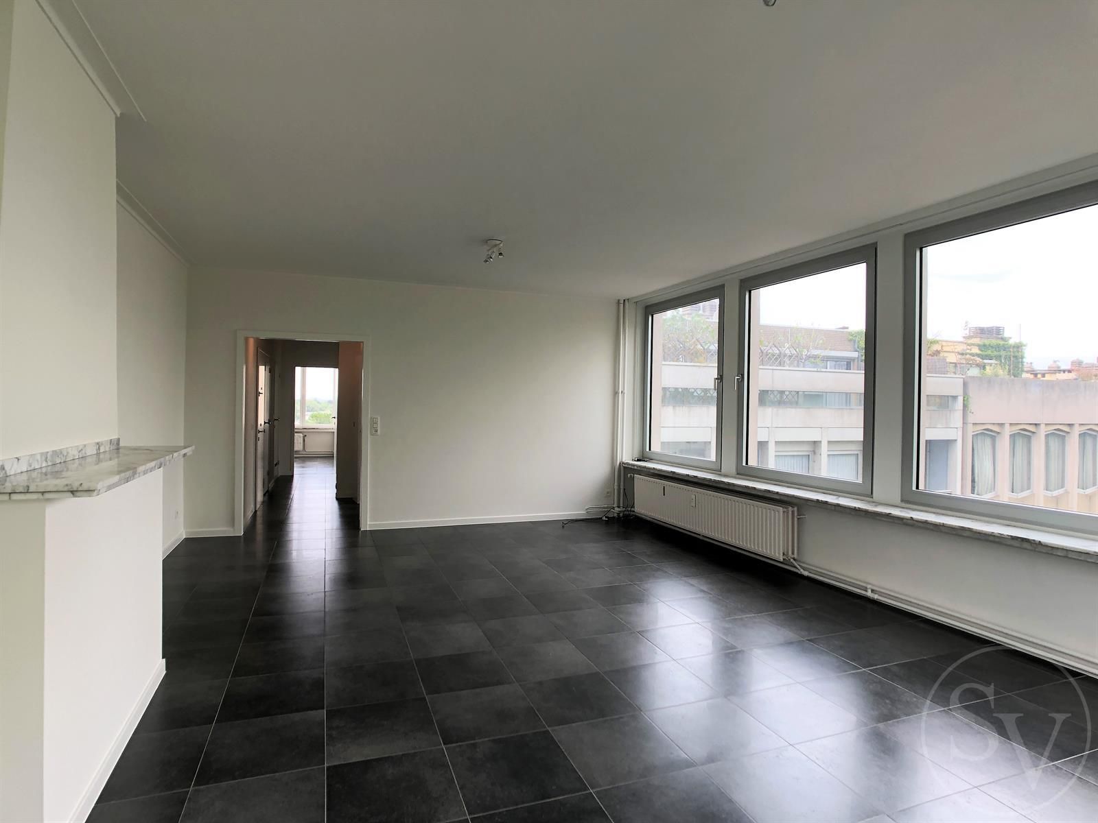 Appartement met 2 slaapkamers, balkon en garage. foto 4
