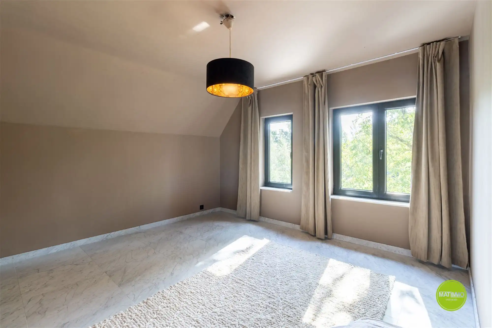 Luxueus gerenoveerde woning met groot stuk grond  foto 32