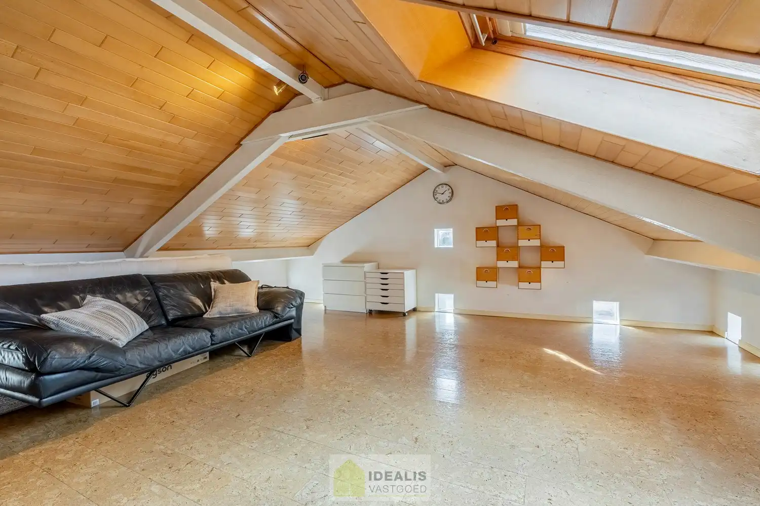 EXTRA RUIME VILLA MET EEN PRACHTIG LICHTRIJKE LEEFRUIMTE, RUIME KEUKEN, 4 SLAAPKAMERS, 2 BADKAMERS EN EEN RUIM PRAKTIJK/KANTOORGEDEELTE OP EEN RIANT EN CENTRAAL PERCEEL VAN MAAR LIEFST 16A 27CA OP EEN GUNSTIGE LOCATIE NABIJ HET CENTRUM VAN ACHEL! foto 51