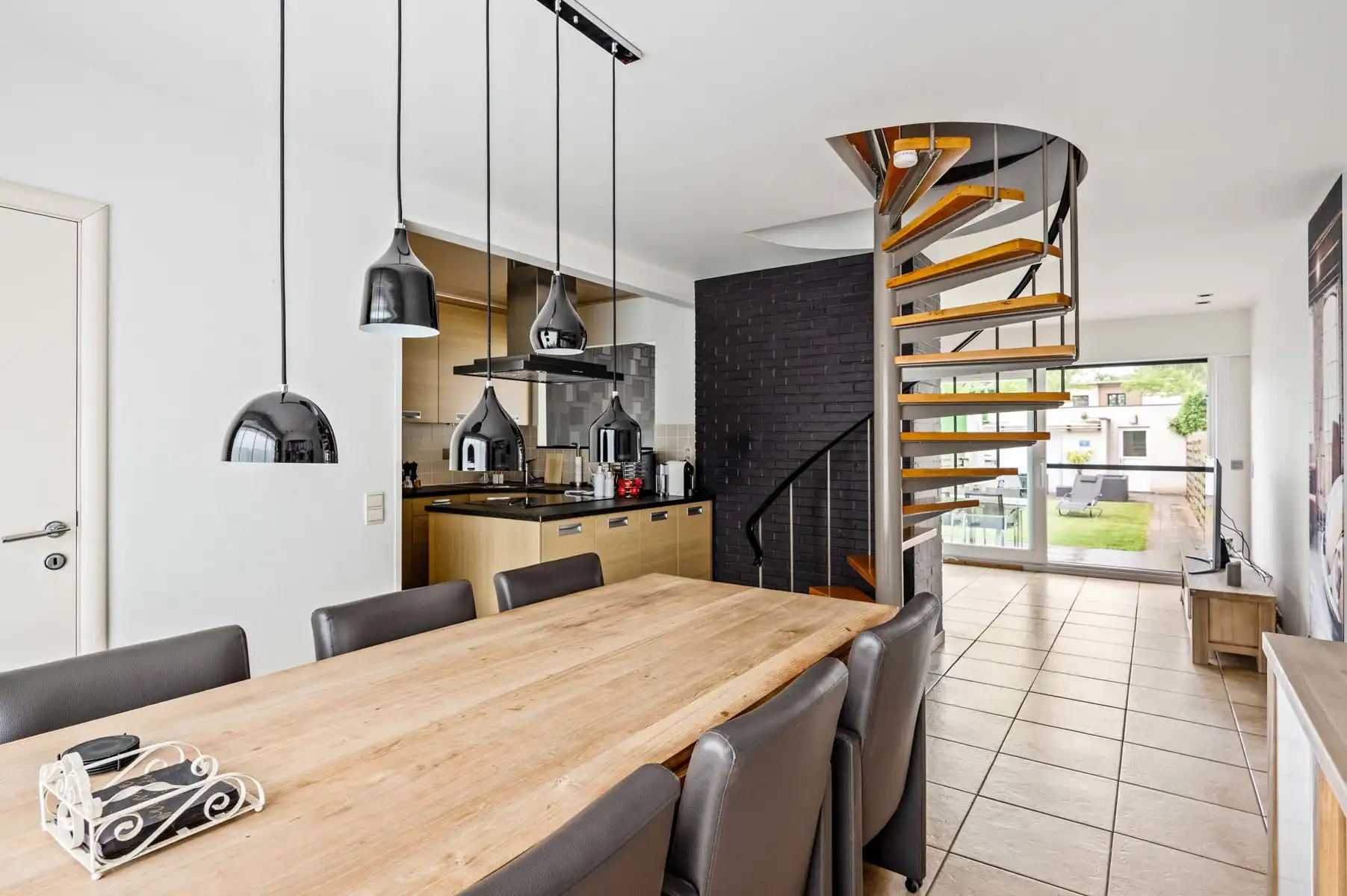 Gelijkvloers wonen met twee achterliggende garageboxen + oprit foto 6