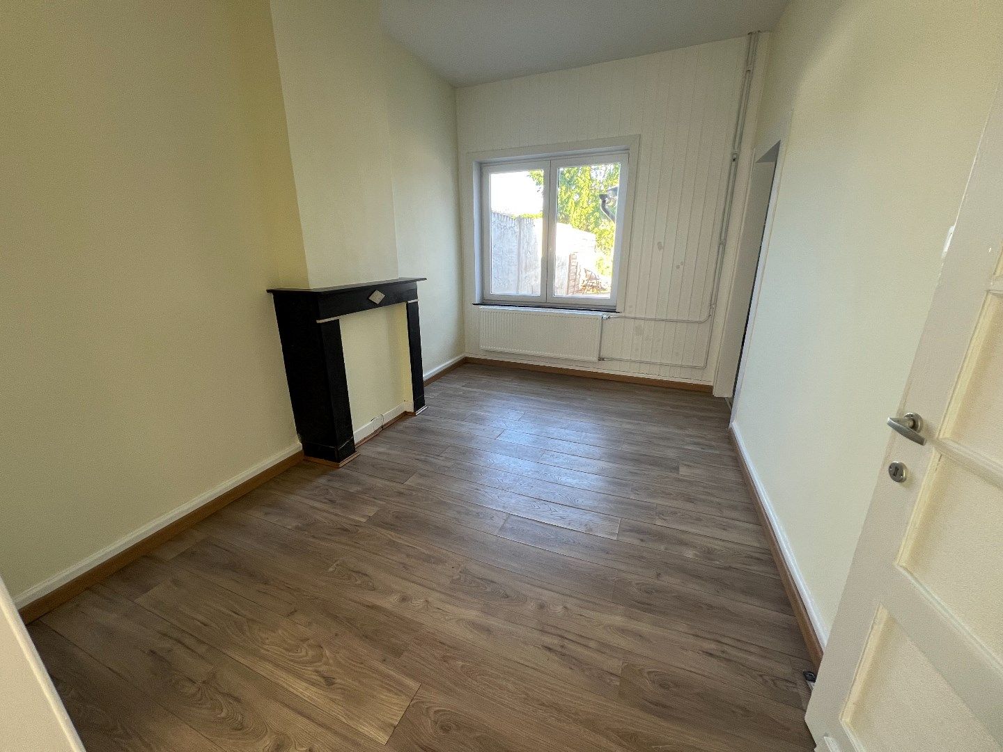 Volledig gerenoveerde woning met 2 slpks en 90 m² tuin op toplocatie in Tienen. foto 4