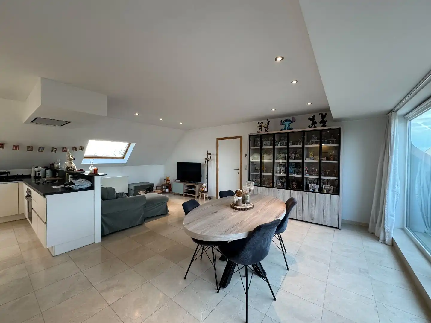 Lichtrijk appartement met 2 slaapkamers, terras en ruime garage. foto 2