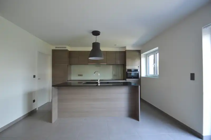 Prachtig afgewerkte woning met aangelegde tuin & garage foto 9