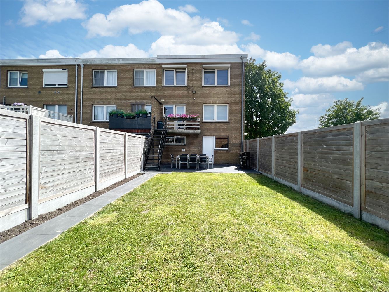 Instapklare, ruime gezinswoning met 2 garages + tuin! foto 11