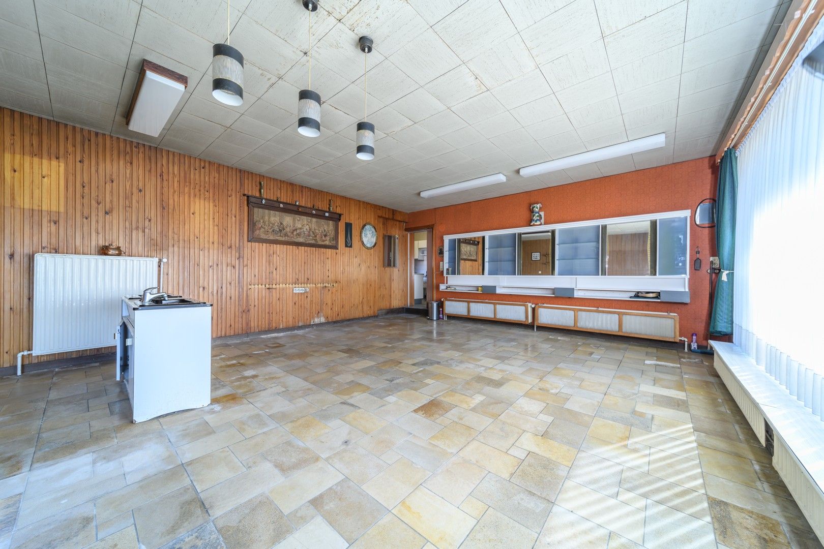 Centraal gelegen, ruime te renoveren gezinswoning foto 10