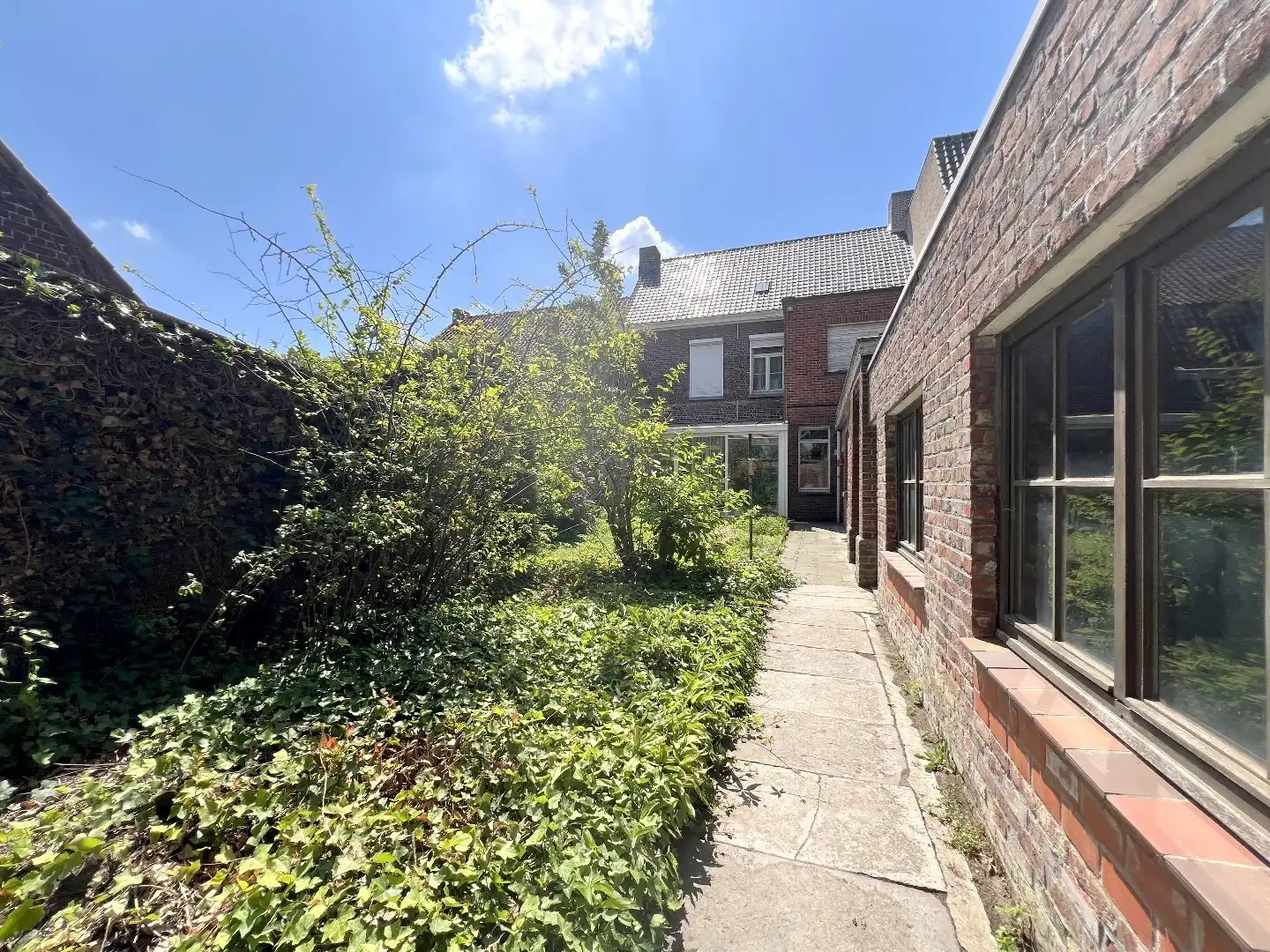 Karaktervolle burgerwoning met 3 slaapkamers, 2 garages (met uitweg) en zonnige tuin te koop in Rollegem-centrum foto 19