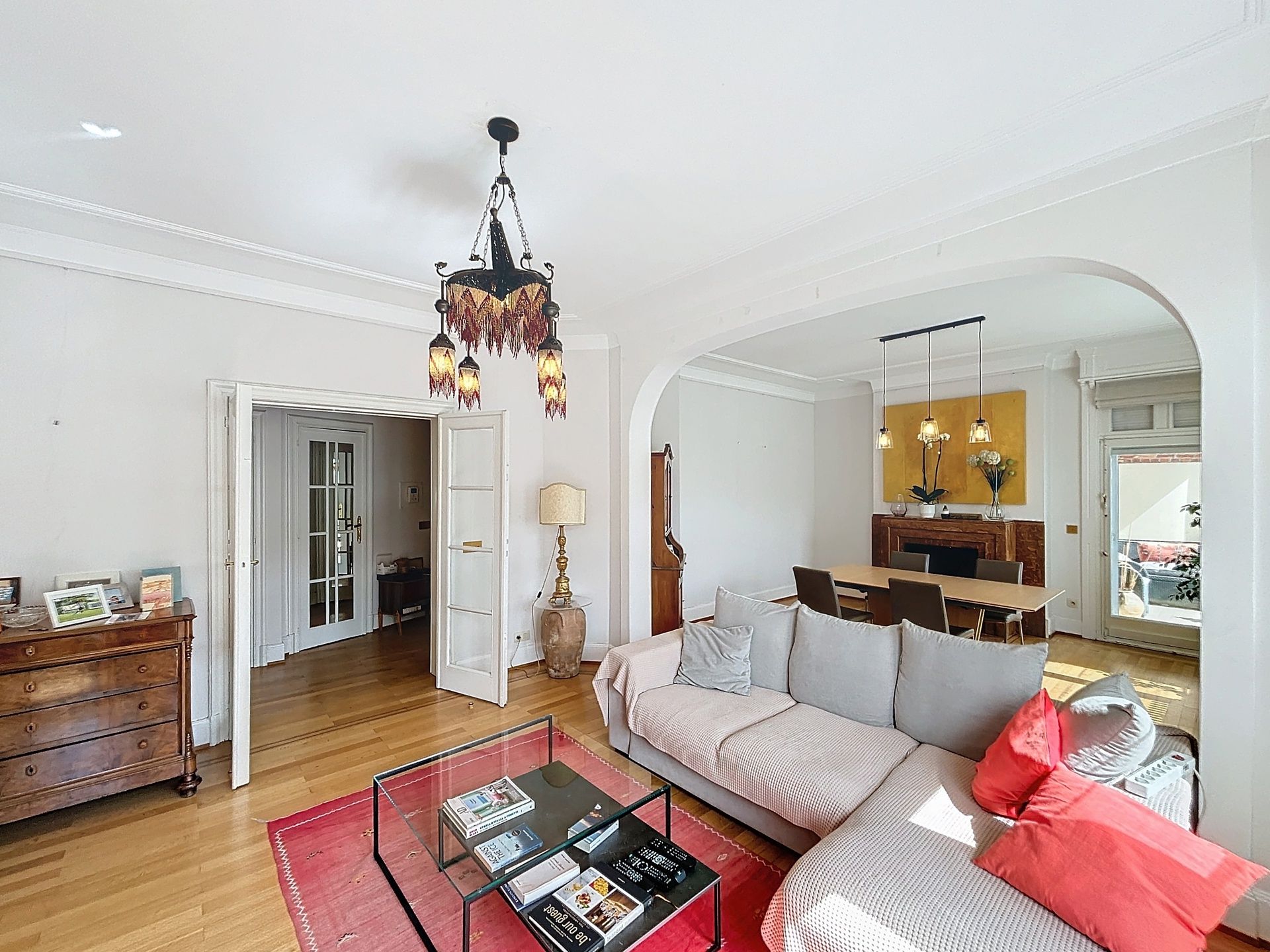 Elsene, prestigieuze gemeubelde flat 2 slaapkamers + bureau foto {{pictureIndex}}