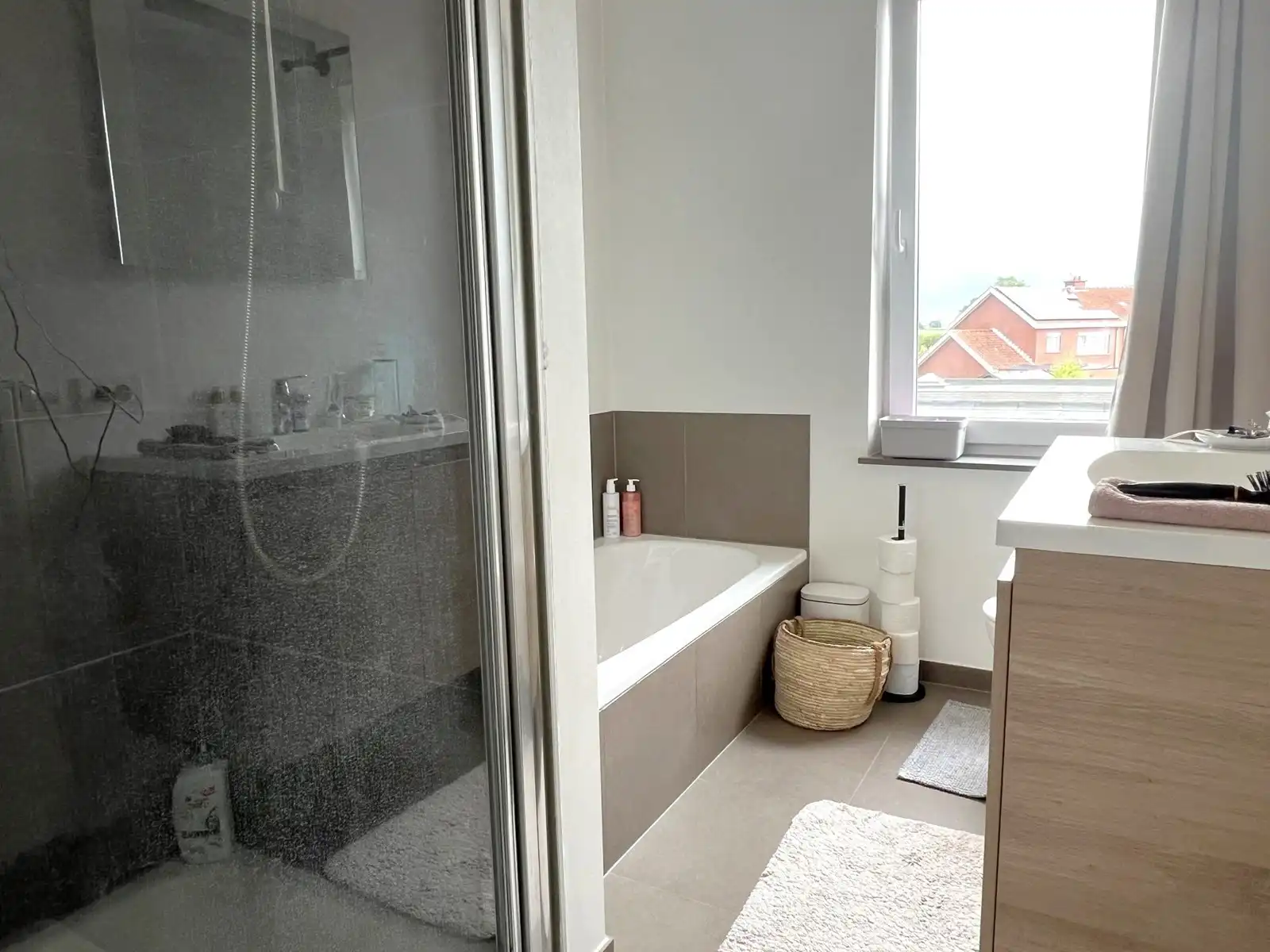 Comfortabele  instapklare woning met drie slaapkamers, tuin en dubbele garage.   foto 9