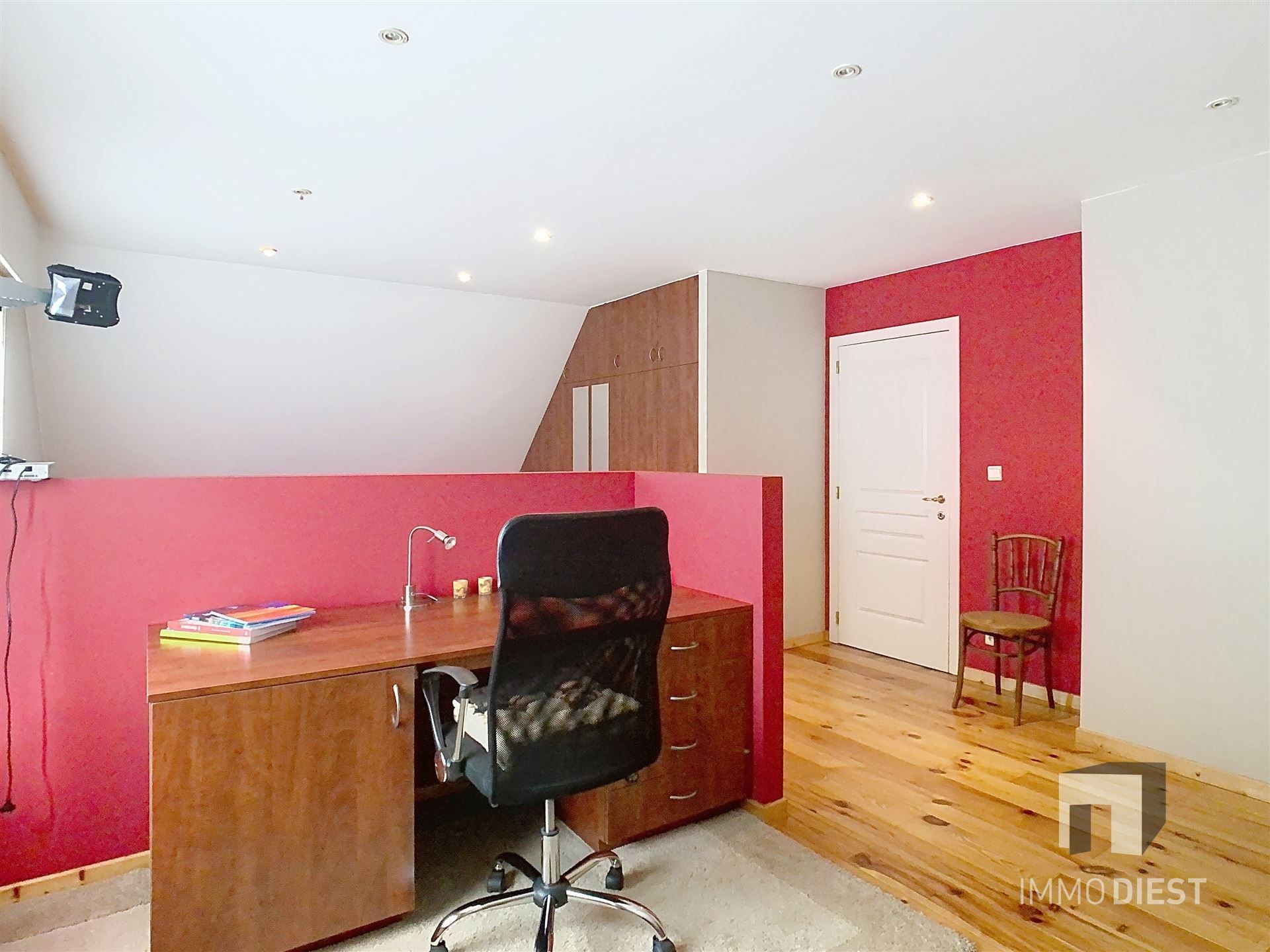 Ontdek deze solide, karaktervolle woning in Veerle met een zeer gunstige ligging op 10 are. foto 28