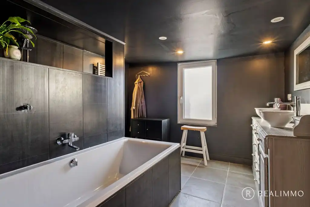 Stijlvol gerenoveerde woning met loods aan de voet van de Kluis! foto 23
