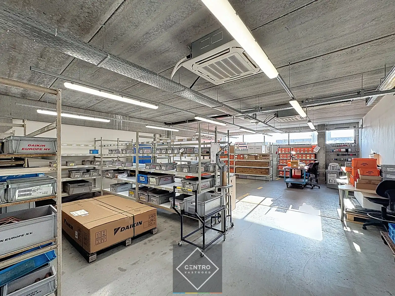 Goed geïsoleerd en verwarmd BEDRIJFSGEBOUW, bestaande uit MAGAZIJNEN (1.080m²) met KANTOREN en randaccomodatie (999m²) en 40-tal private parkeerplaatsen op het terrein. Vlak aan de afrit Zandvoorde (Oostende). foto 12