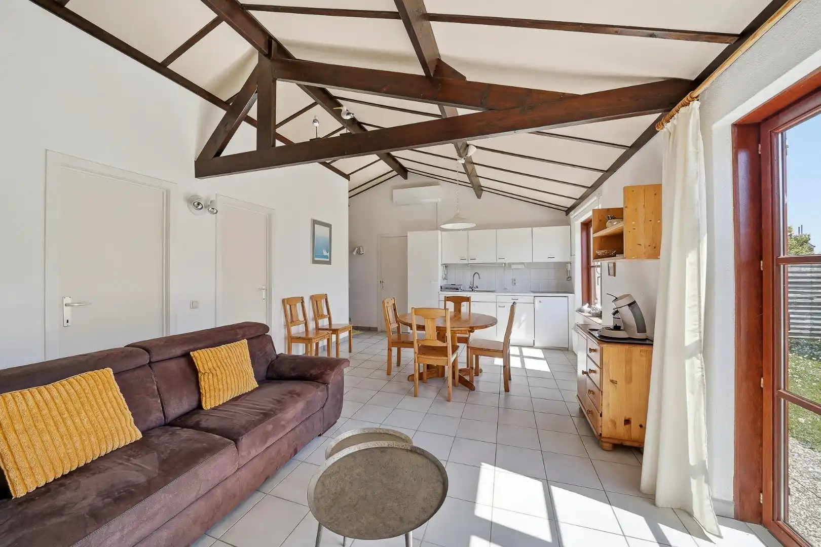 Instapklare vakantiewoning met zonnige tuin en 2 slaapkamers foto 3