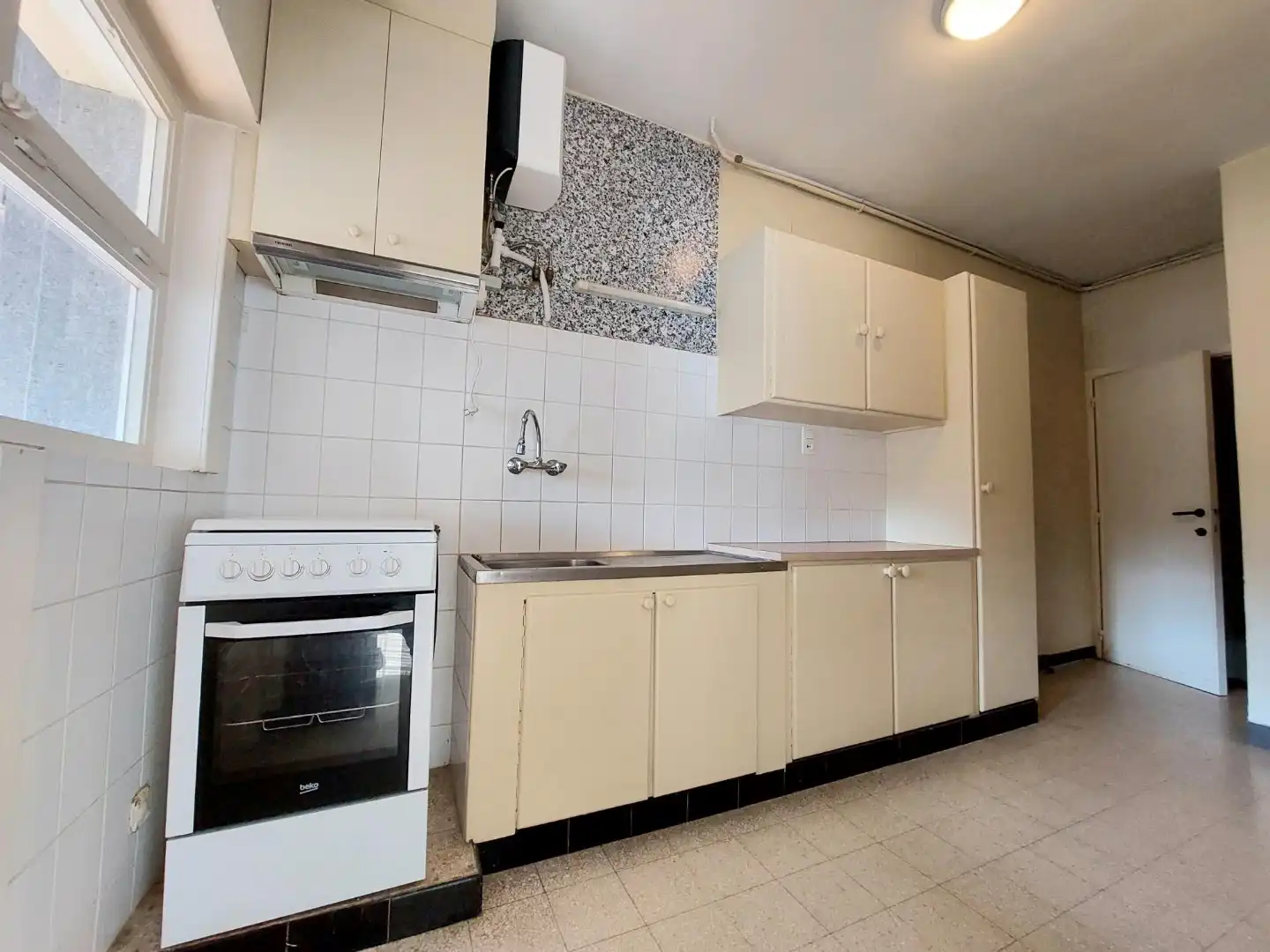 Halfopen woning met  5 slaapkamers en 2 garages  foto 5