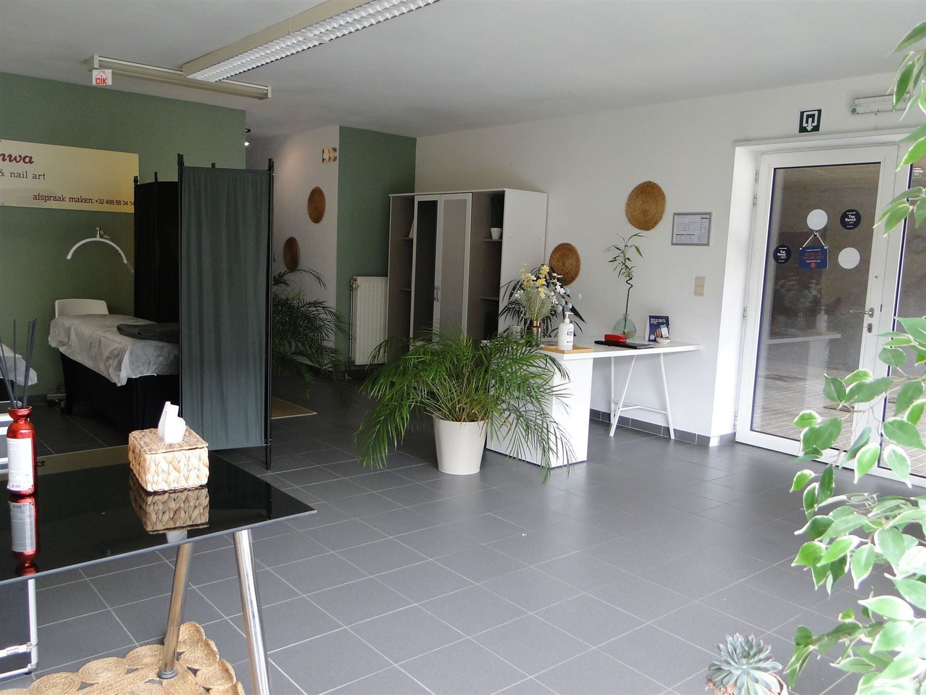 Handelsgelijkvloers met 3 bovengrondse autostaanplaatsen gelegen vooraan het gebouw foto 5