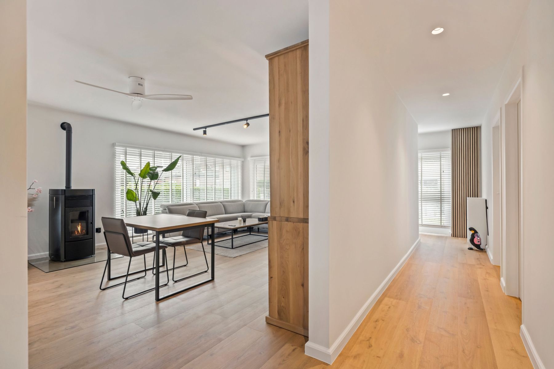 Volledig gerenoveerde bungalow instapklaar foto {{pictureIndex}}