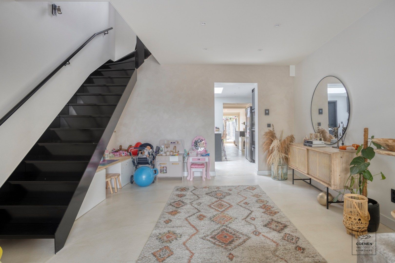 Instapklare gezinswoning van 141 m² met drie slaapkamers te Ekeren! foto 2