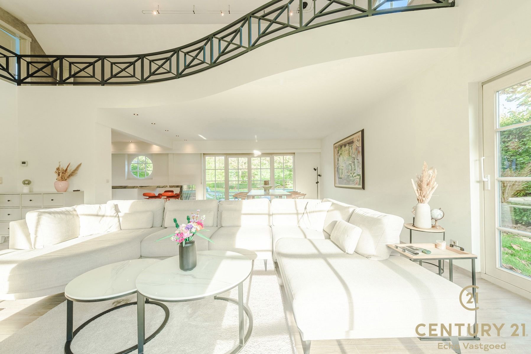 Praktisch gelegen, perfect onderhouden villa met zwembad foto 4