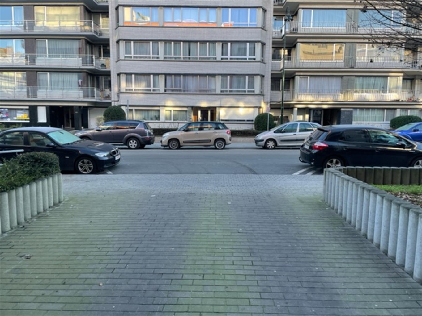 - PARKEERPLAATS TE KOOP IN GESLOTEN RESIDENTIE - foto 4