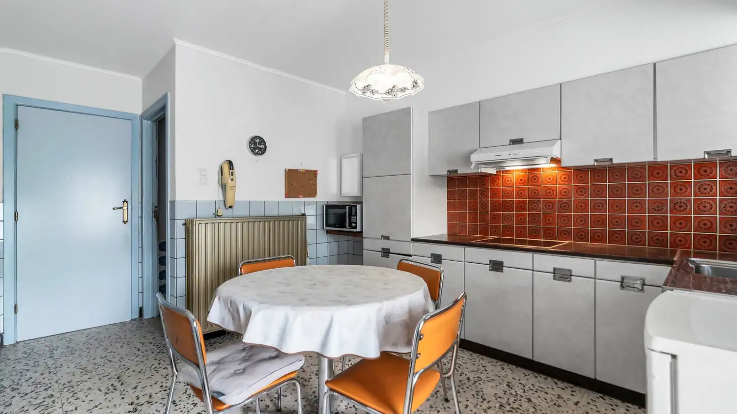 Charmante open bebouwing met veranda, garage en ruime tuin op 860 m² foto 5