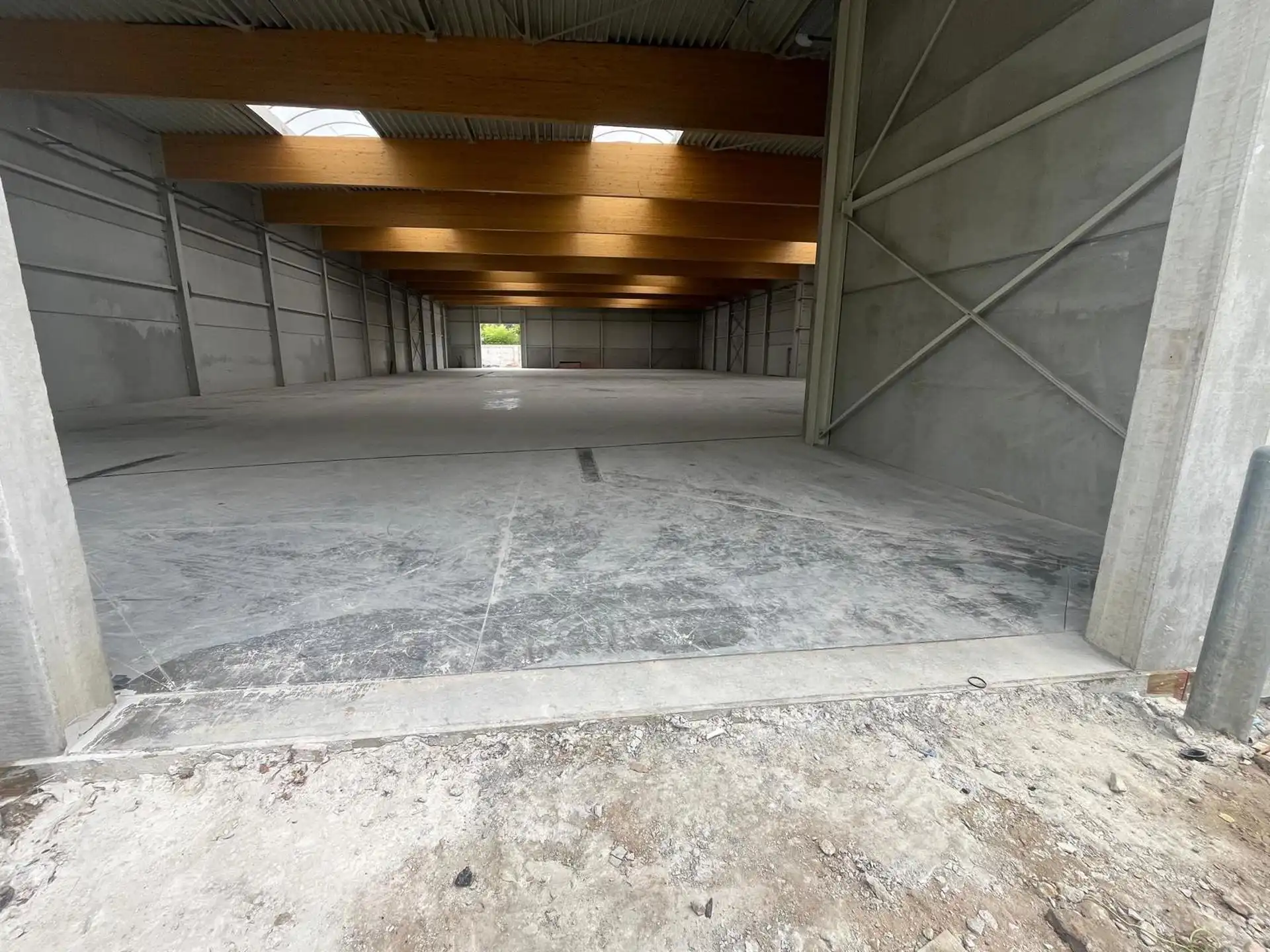 Wommelgem: magazijn 720m² met kantoren 225m² foto 2