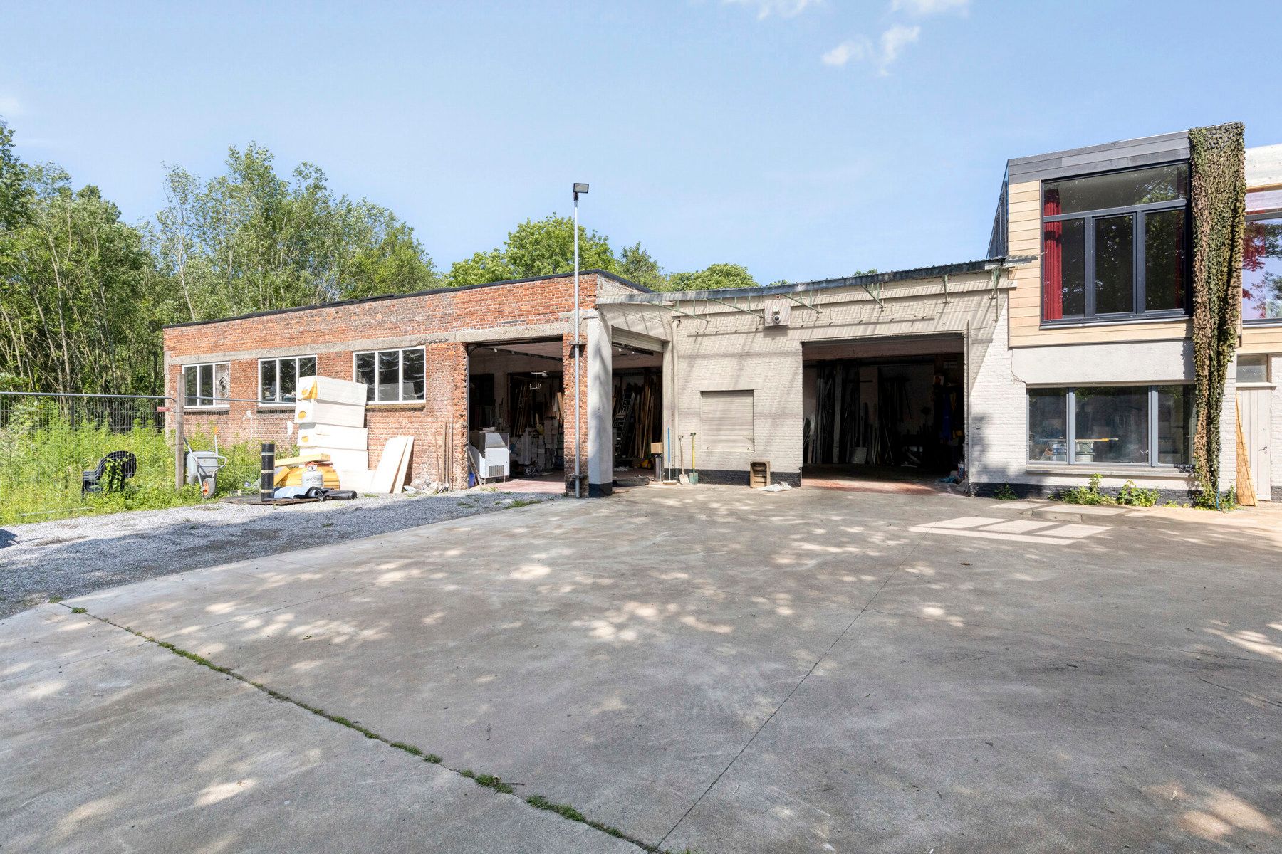 Magazijn met burelen, buitenruimte en bouwopties voorzijde. foto 2