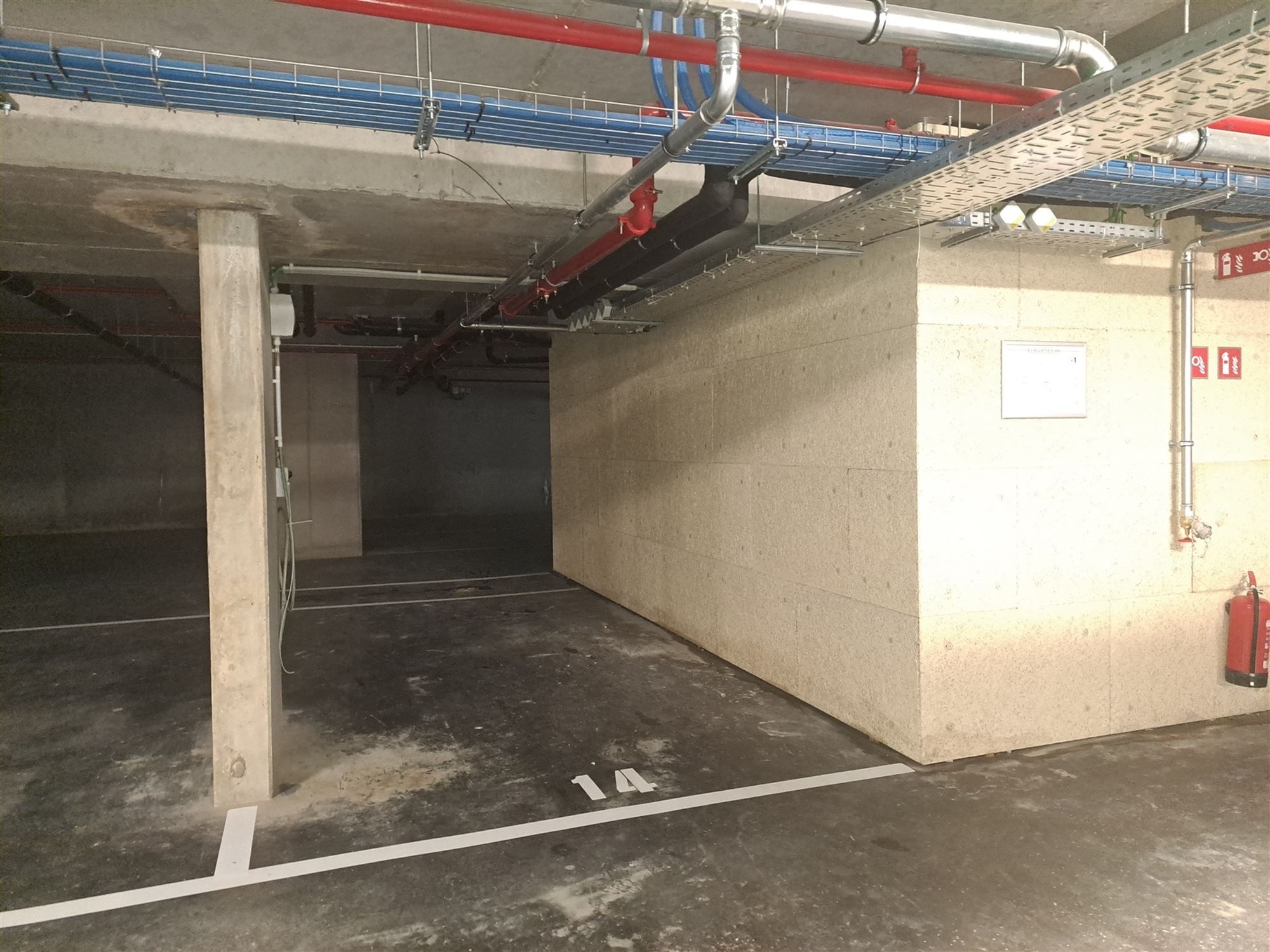 Ontdek dit moderne appartement met een luxueuze afwerking en mooi design. 2 slaapkamers met elk hun badkamer. En met ondergrondse parking. foto 23