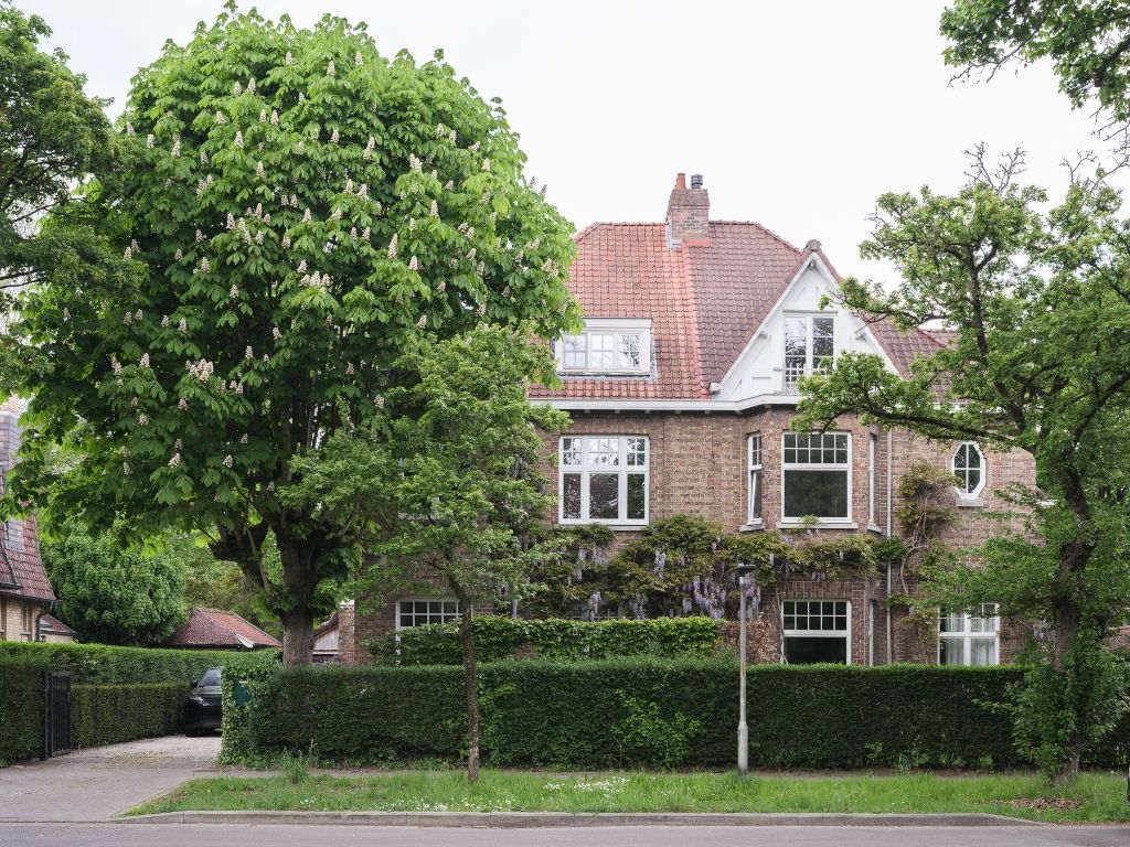 Charmante interbellumwoning, gelegen in één van de mooiste lanen van Gent. foto {{pictureIndex}}