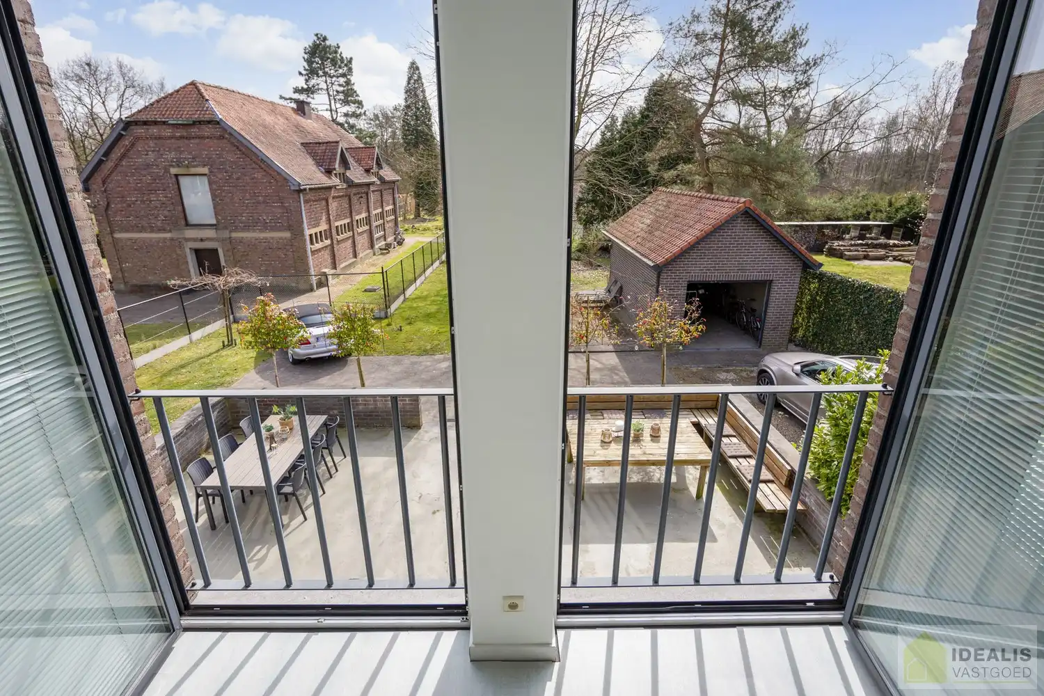 STATIG, STRAK EN UITERST RUIM COMPLEX MET HOOGSTAANDE AFWERKING EN OOG VOOR DETAIL. MOMENTEEL VOORZIEN VAN 3 SLAAPKAMERS, RIANTE LEEFRUIMTES ÉN UNIEKE LANDSCAPE KANTOORRUIMTES OP RESIDENTIËLE DOCH GUNSTIGE LOCATIE!! Dit exclusieve complex omvat maar liefst +-400m² netto bewoonbare oppervlakte! Kenmerkend aan dit statige pand is de unieke voorgevel die bezet is met keramische kunst van Pieter Stockmans. Gelegen op een residentiële locatie in een rustige woonstraat doch op enkele minuten van het centrum van Genk! foto 45