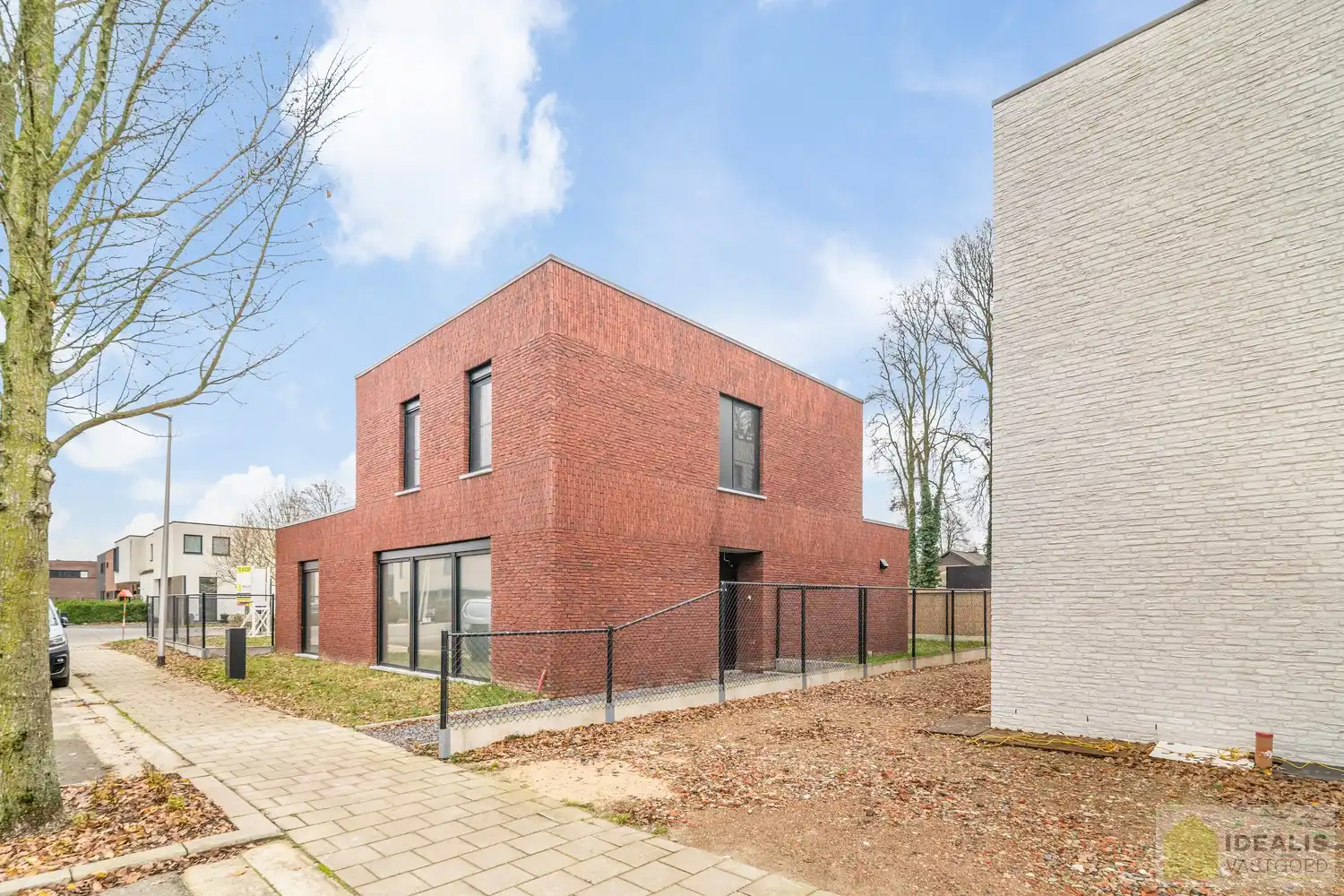 PRACHTIGE NIEUWBOUWWONING (2% REGISTRATIERECHTEN MOGELIJK!) MET EEN HEERLIJK LICHTRIJKE WOONKAMER MET OPEN KEUKEN, RUIME BERGING, BUREEL, 3 SLAAPKAMERS, RUIME DRESSING EN RUIME BADKAMER VOORZIEN VAN ALLE COMFORT! EEN HEERLIJK RUIM HUIS MET EEN NAAR WENS AAN TE LEGGEN TUIN, OP EEN GEGEERDE LOCATIE NABIJ HET CENTRUM VAN PEER! foto 4