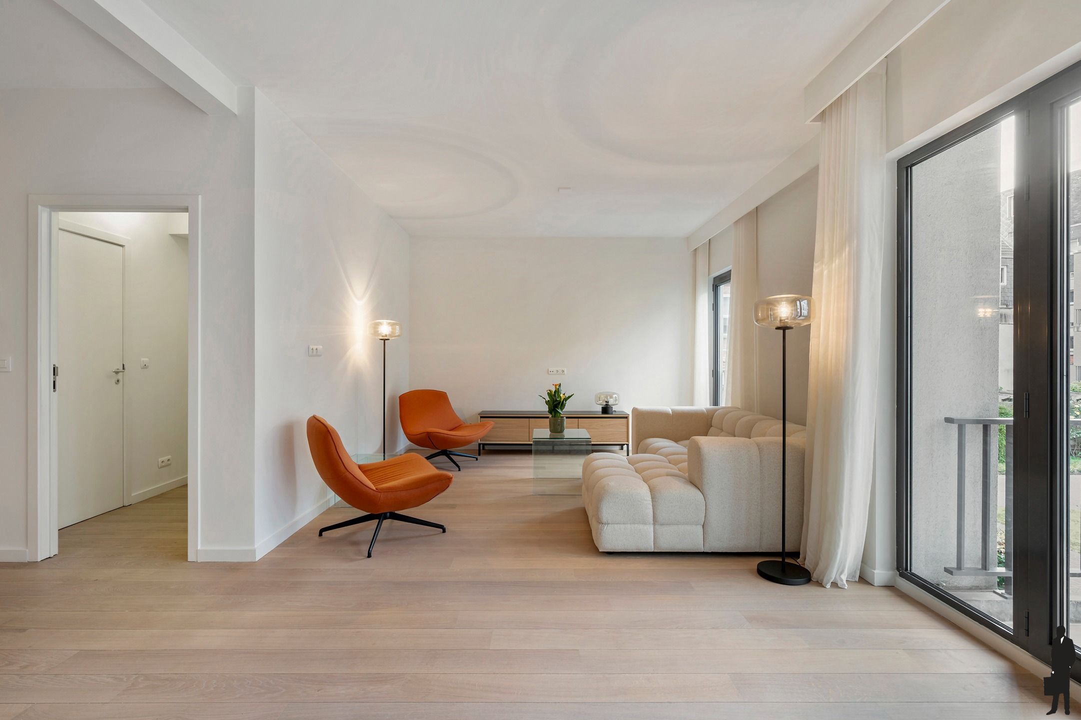 Lichtrijk en volledig gerenoveerd appartement met Terras. foto 3