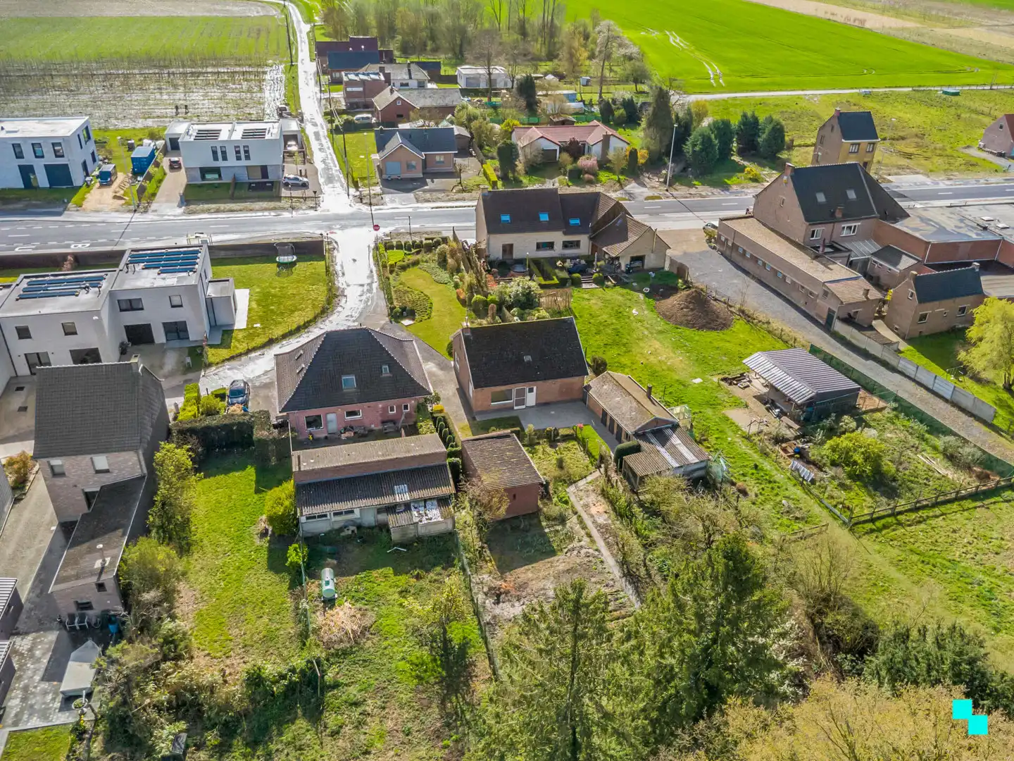 Renovatieproject met uitgestrekte tuin in groene omgeving foto 23