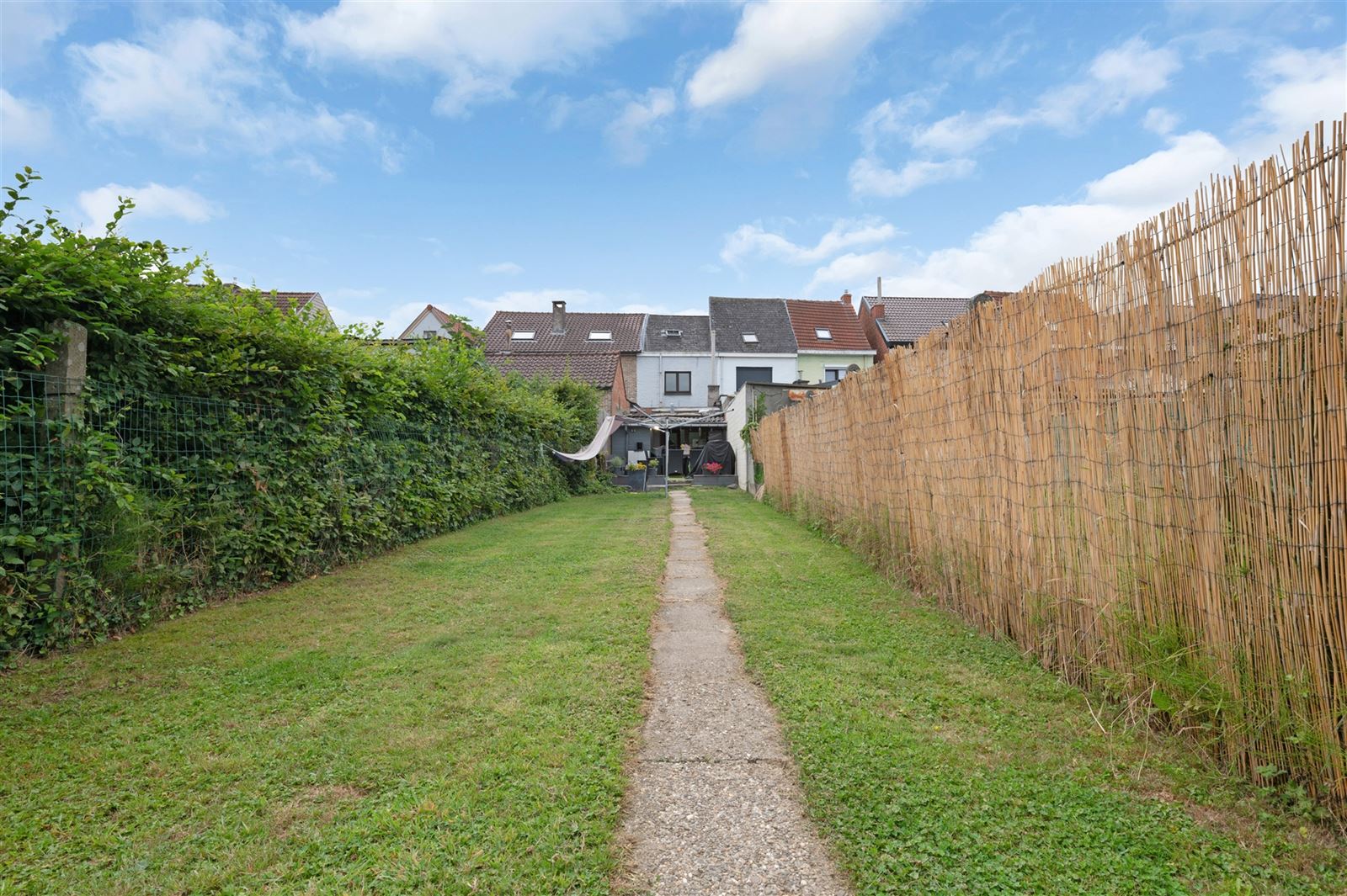 Instapklare rijwoning in rustige straat te Nieuwerkerken foto 3