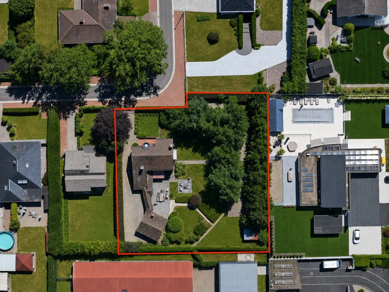 Royale gezinswoning met 4 slaapkamers op toplocatie, inclusief naastliggend perceel grond foto 2