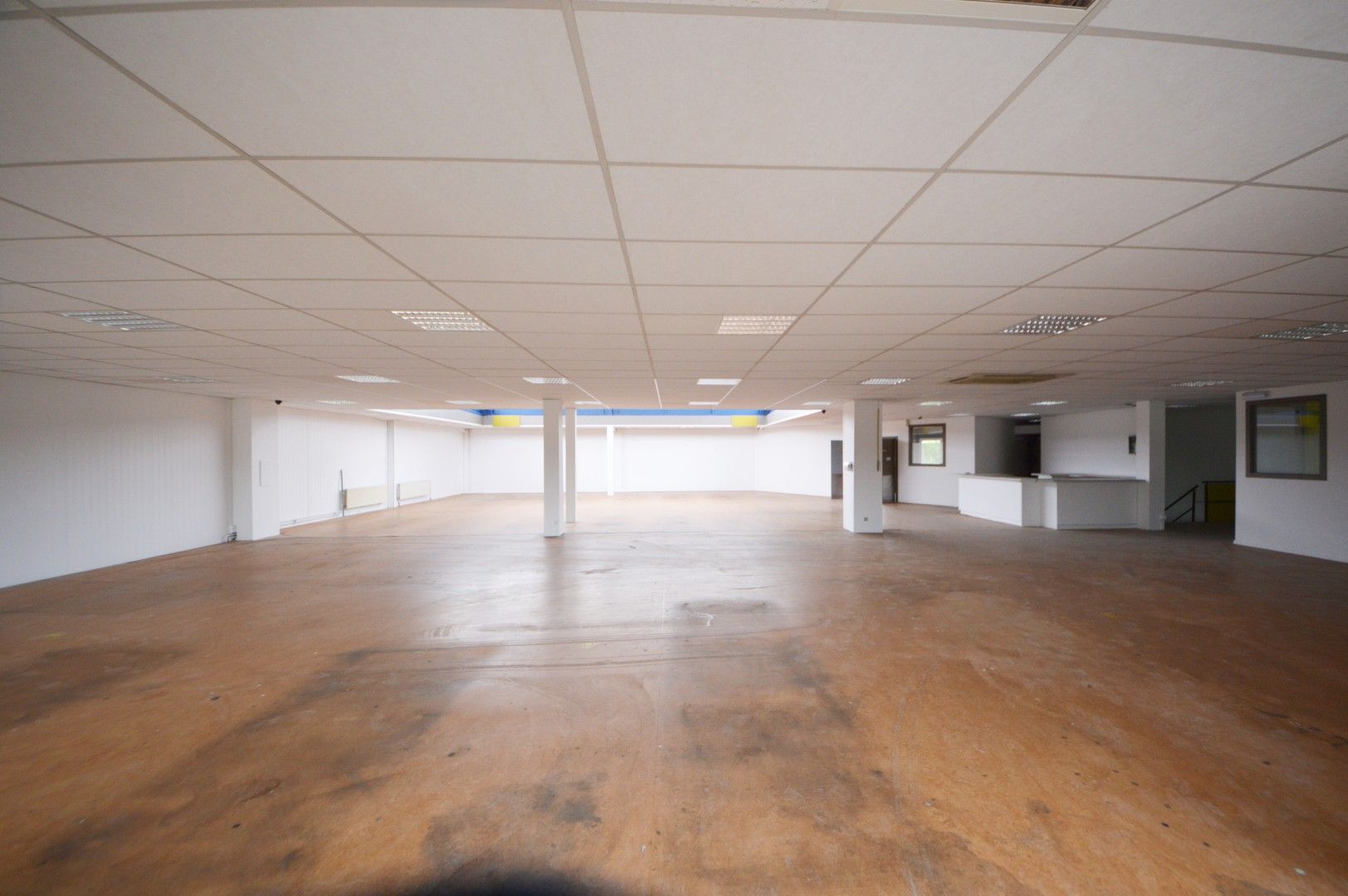 COMMERCIEEL GEBOUW BAANLOCATIE MET PARKING NABIJ MCDONALDS foto 18